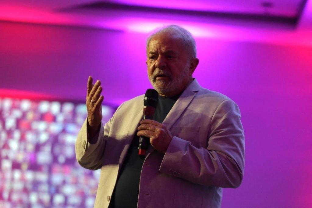 O ex-presidente Luiz Inácio Lula da Silva (PT), participa nesta manhã de quinta-feira,10, no hotel Nobile Downtown, da reunião “Mulheres com Lula para reconstruir o Brasil”, organizada pela Secretaria Nacional de Mulheres do PT e pela presidente do partido, deputada Gleisi Hoffmann (PT). Foto: Fábio Vieira/Metrópoles