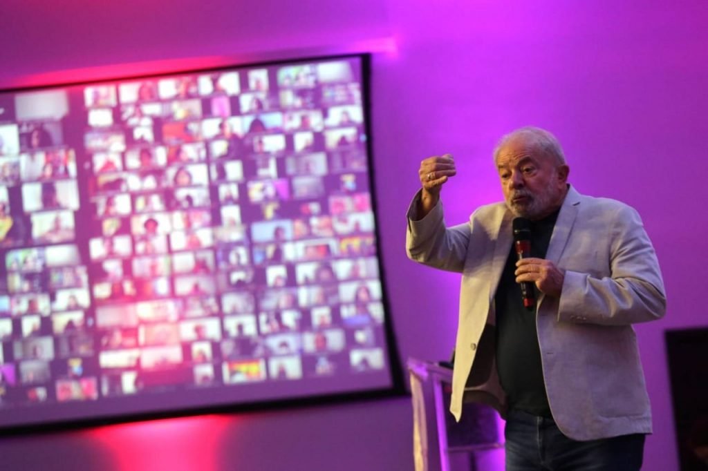 O ex-presidente Luiz Inácio Lula da Silva (PT), participa nesta manhã de quinta-feira,10, no hotel Nobile Downtown, da reunião “Mulheres com Lula para reconstruir o Brasil”, organizada pela Secretaria Nacional de Mulheres do PT e pela presidente do partido, deputada Gleisi Hoffmann (PT). Foto: Fábio Vieira/Metrópoles