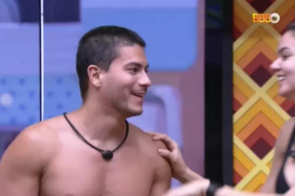 Arthur Aguiar sorrindo