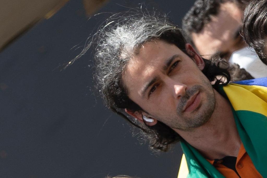 Rony com a bandeira do Brasil nas costas