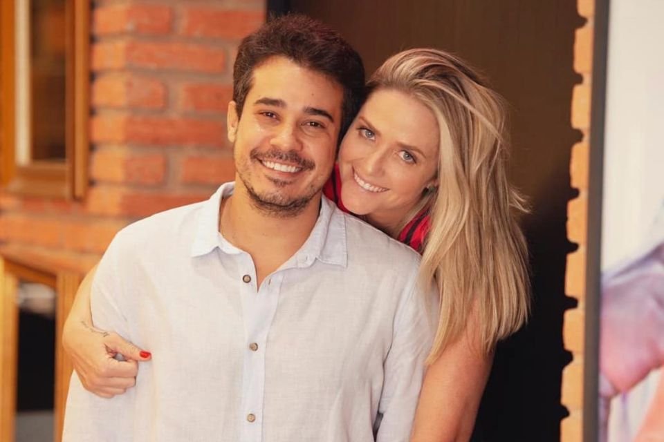 A foto colorida mostra o casal formado pela empresária Piny Montoro e Bruno Franklin