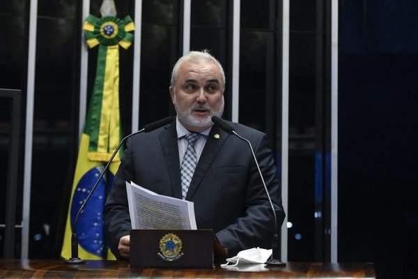 Imagem colorida mostra Jean Paul Prates, de terno e lendo um documento no Congresso. Senador é cotado para assumir a Petrobras - Metrópoles