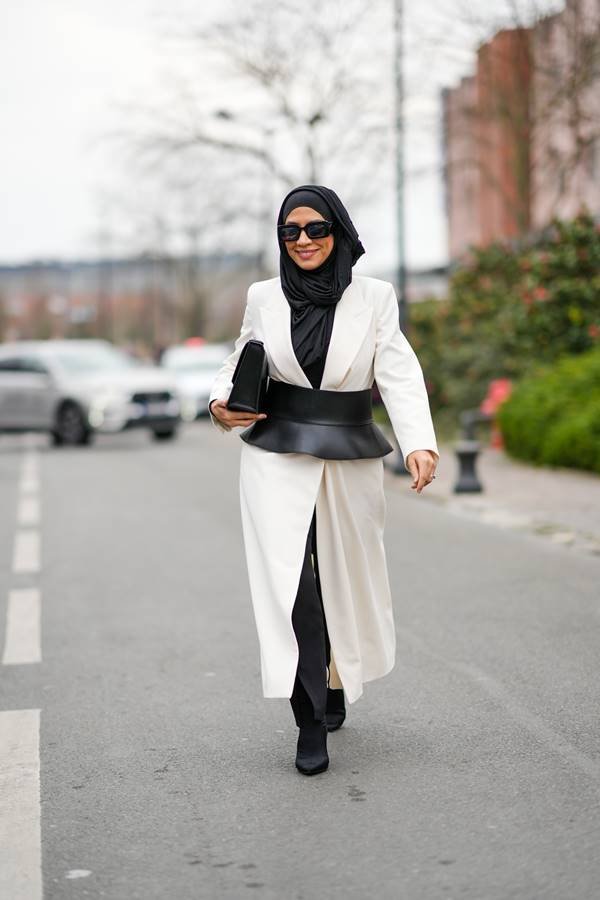 Corset e hijab no street style