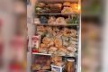Russo se algema à porta de McDonald’s para impedir fechamento de loja