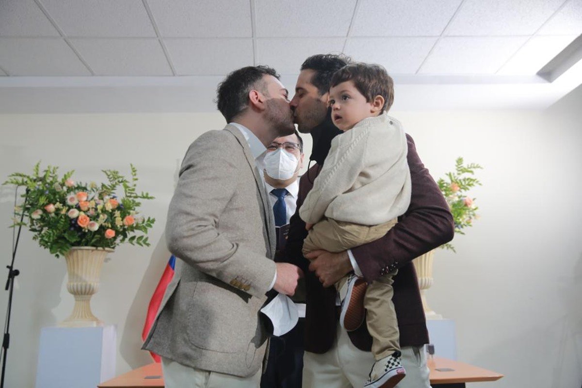 Casal chileno comemora primeiro casamento gay da história do país