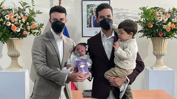 casal com filhos no colo comemora casamento