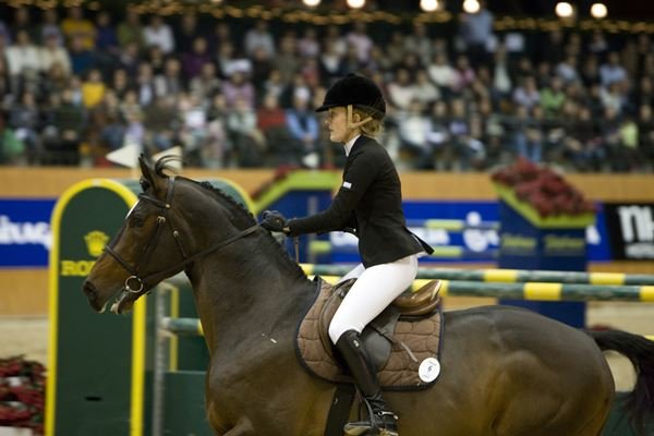 Mulher branca cavalgando