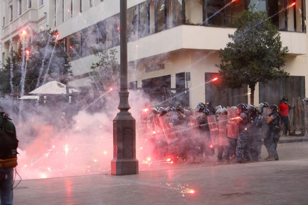 Manifestantes entram em confronto com policiais em protesto contra o governo em beirute