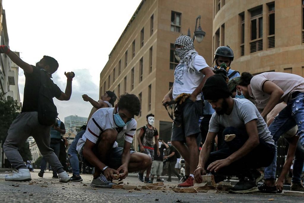 Manifestantes entram em confronto com policiais em protesto contra o governo em beirute