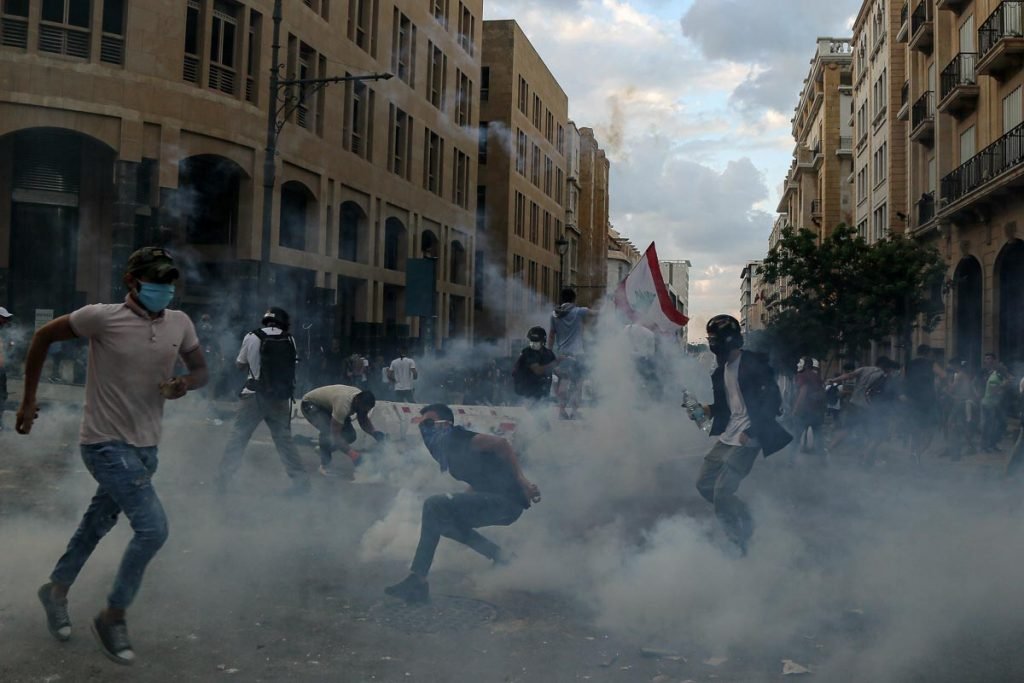 Manifestantes entram em confronto com policiais em protesto contra o governo em beirute