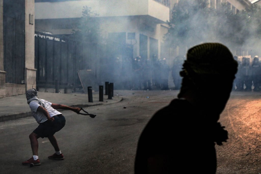 Manifestantes entram em confronto com policiais em protesto contra o governo em beirute