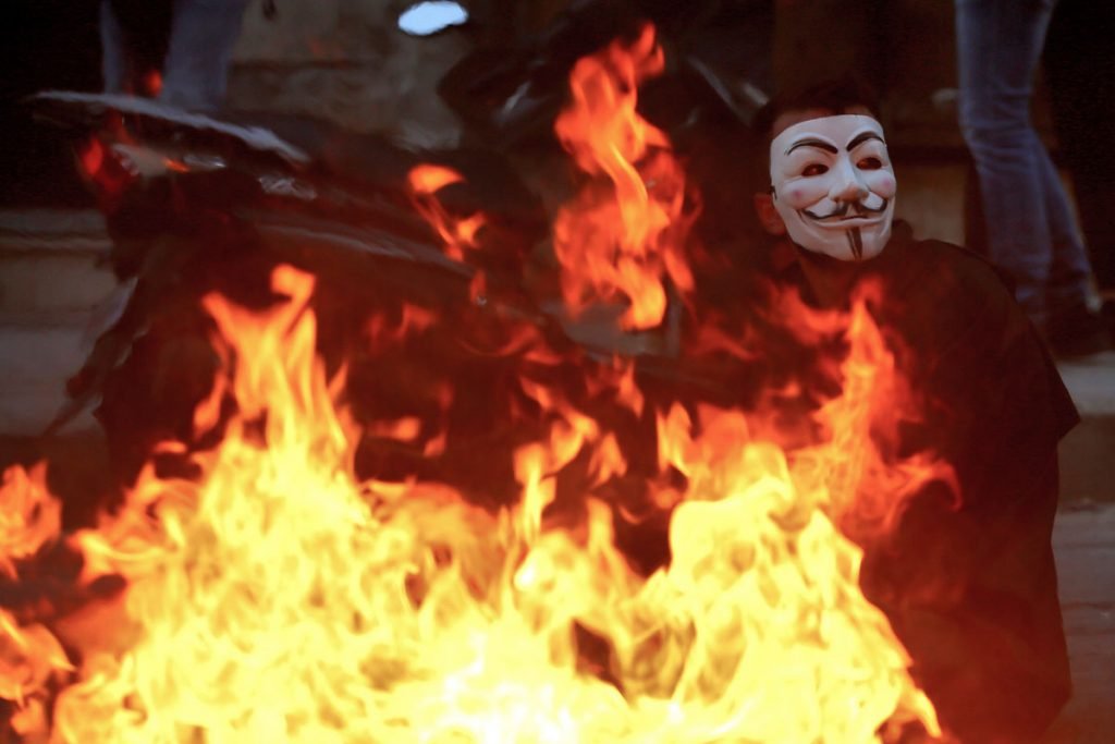 Manifestantes entram em confronto com policiais em protesto contra o governo em beirute