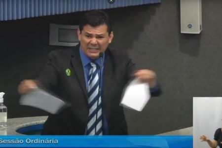 Vereador bolsonarista de Vitória (ES), manda colega mulher calar a boca em sessão