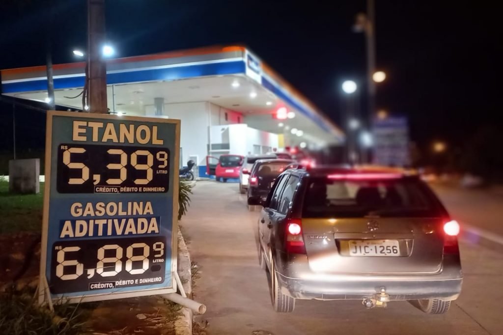 Carros em posto de combustível à noite