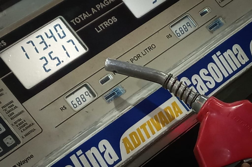 Bomba de gasolina com preço