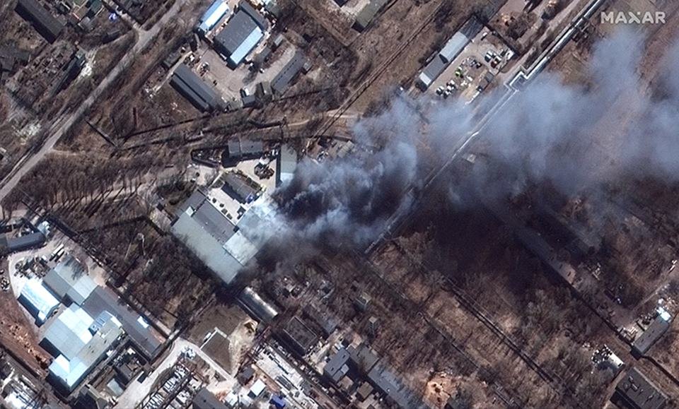 Satélites mostram destruição no subúrbio de Kiev e dispersão de russos