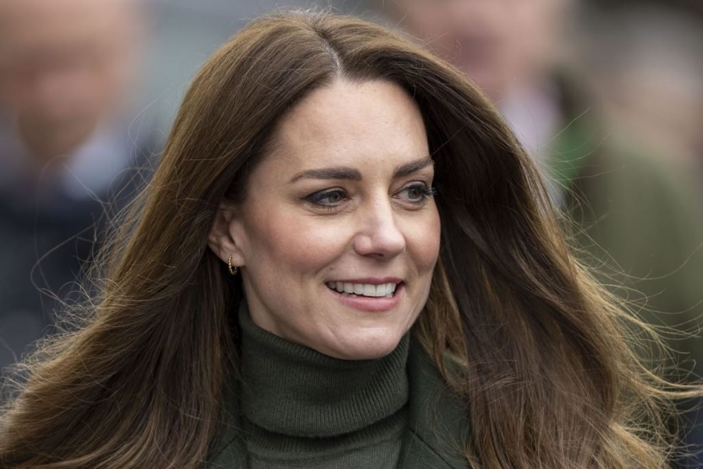 Foto colorida. Kate Middleton com os cabelos ao vento