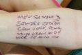 Uma jovem de 24 anos, moradora de Santos, no litoral de São Paulo, tatuou um bilhete escrito pelo pai de 61 anos antes de morrer por complicações de Covid-19