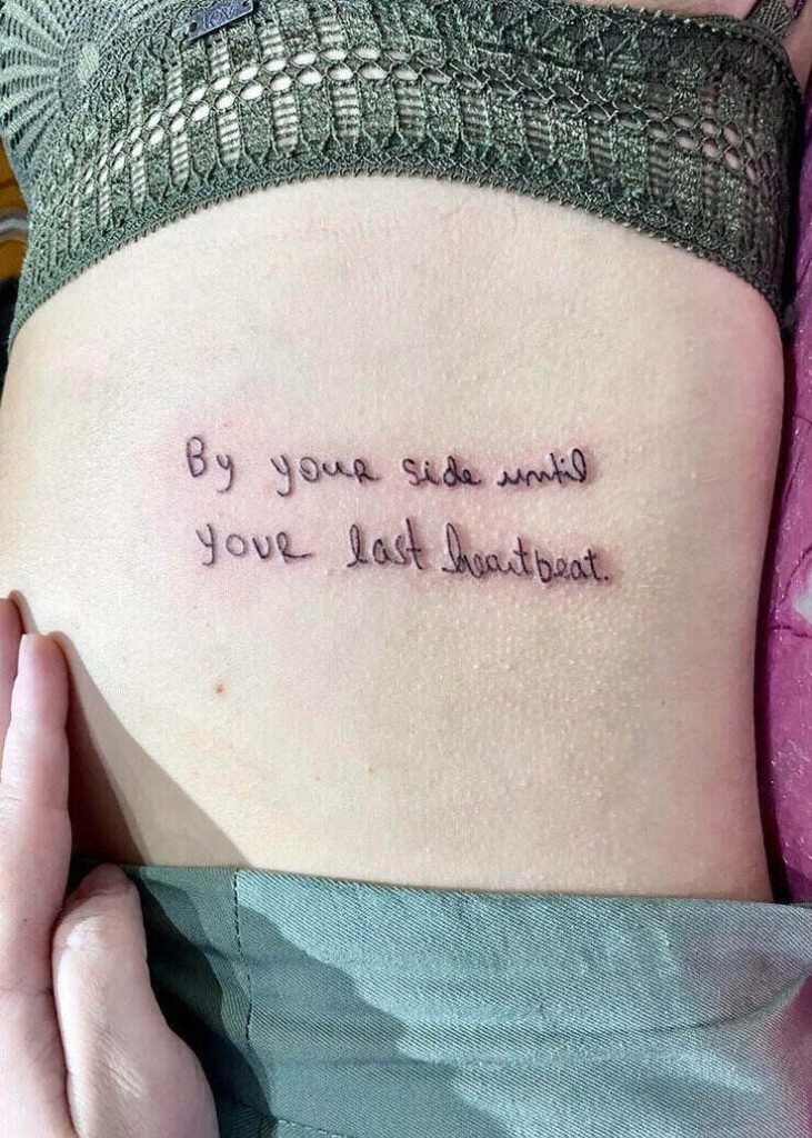 A jovem também tatuou a frase “By your side until your last heartbeat” (Ao seu lado até seu último batimento cardíaco), escrita com a letra da mãe dela