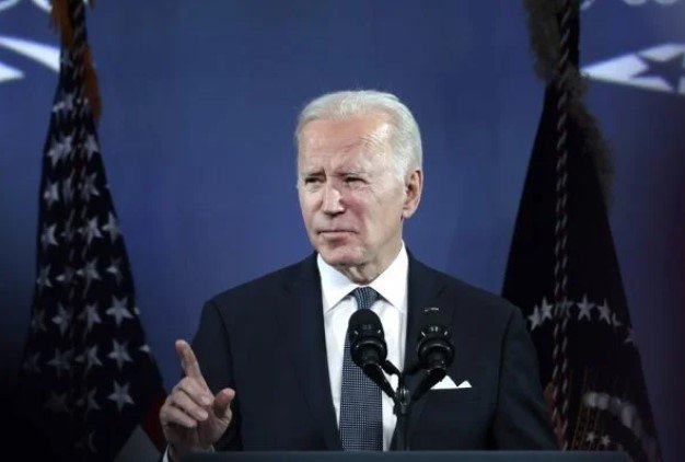 Joe Biden, presidente dos Estados Unidos.  Ele usa terno escuro e camiseta clara.  Ele tem cabelos brancos- Metrópoles