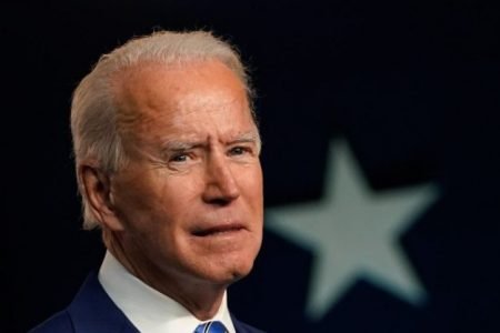 Joe Biden, presidente dos Estados Unidos. Ele usa terno escuro e camiseta clara. Ele tem cabelos brancos- Metrópoles