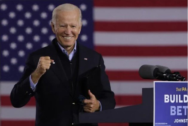 Joe Biden, presidente dos Estados Unidos.  Ele usa terno escuro e camiseta clara.  Ele tem cabelos brancos- Metrópoles