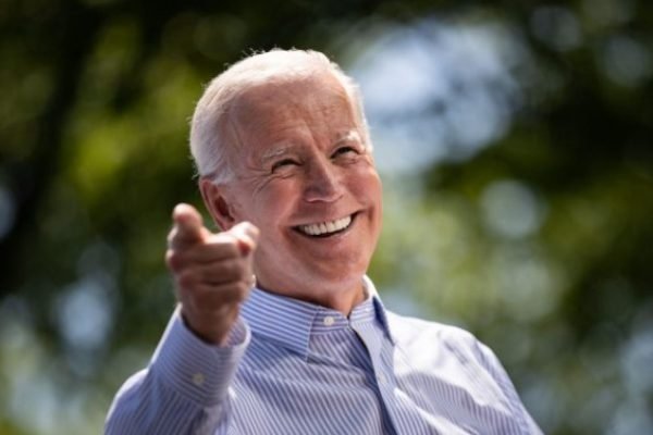 Joe Biden, presidente dos Estados Unidos. Ele usa camiseta clara e tem cabelos brancos- Metrópoles