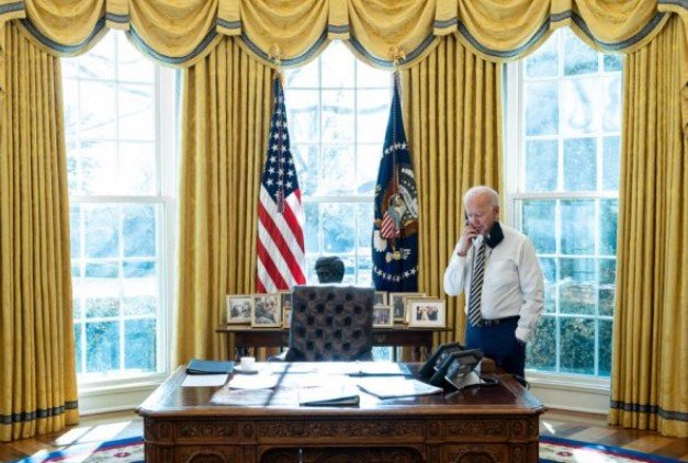 Joe Biden, presidente dos Estados Unidos.  Ele usa camiseta clara e tem cabelos brancos- Metrópoles