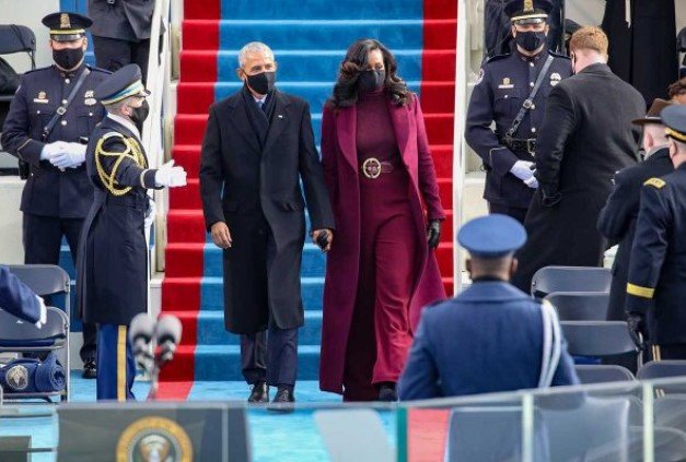 Ex-presidente Barack Obama desembarca recebido por comitiva presidente americano com sua esposa, Michele Obama - Metrópoles