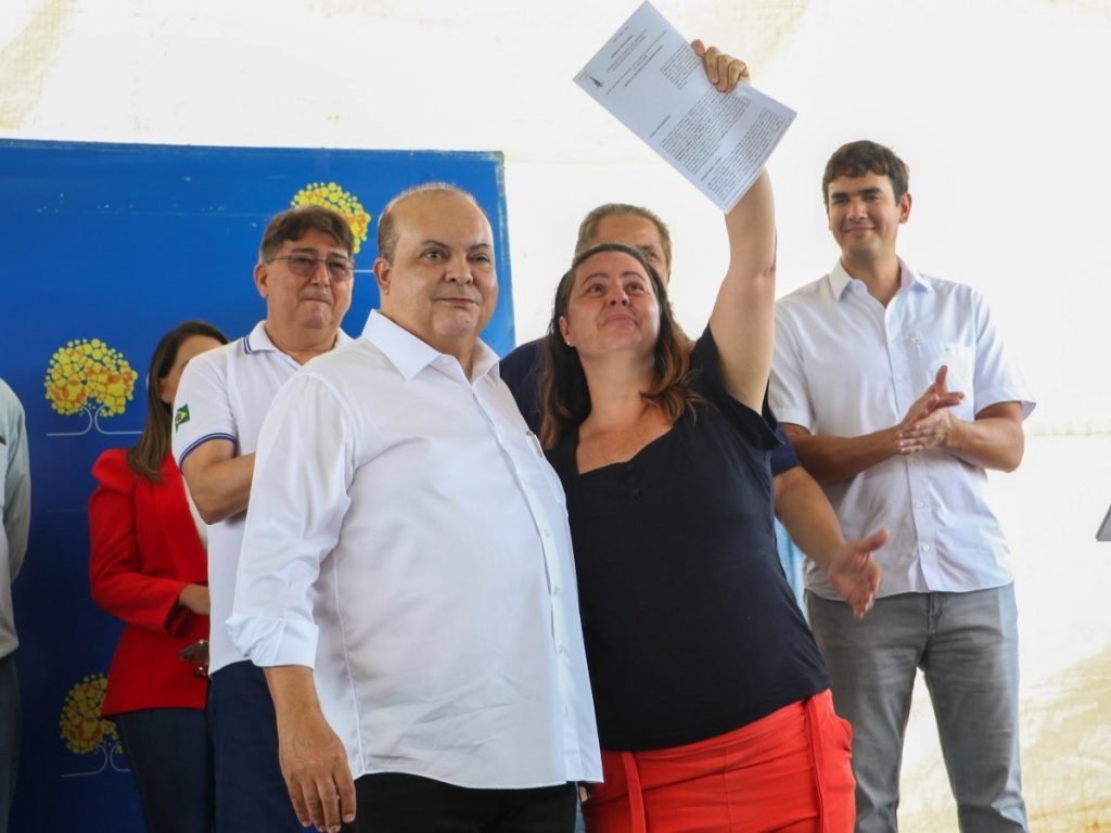 Ibaneis Rocha, de camisa branca, abraça moradora de assentamento durante entrega de contratos de concessão de uso em regime probatório de áreas rurais
