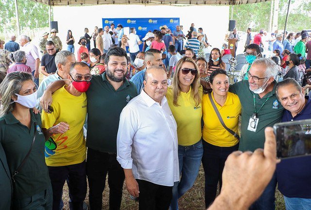 Ibaneis Rocha, de camisa branca, abraça servidores durante agenda