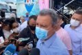 Governador da Bahia, Rui Costa (PT) dá entrevista para jornalistas em meio à multidão na rua - Metrópoles