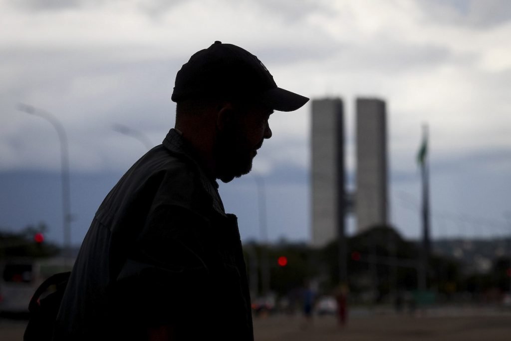 Contraluz de pessoa em situação de rua próximo ao Congresso Nacional
