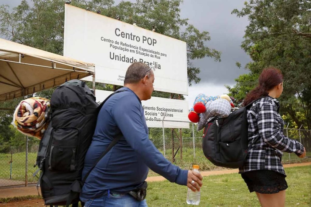 Moradores de rua em frente ao POP Centro de Referência Especializado para População em Situação de Rua