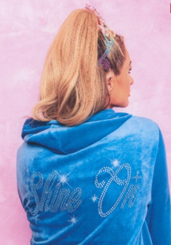 Na imagem com cor, Paris Hilton usa peça da coleção de agasalhos