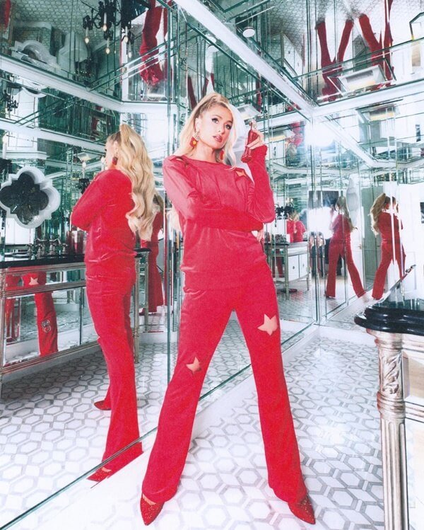 Na imagem com cor, Paris Hilton usa peça da coleção de agasalhos 