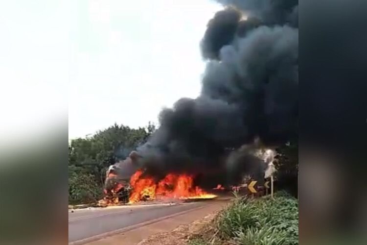 carretas batem de frente ponte rodovia br goias (3)