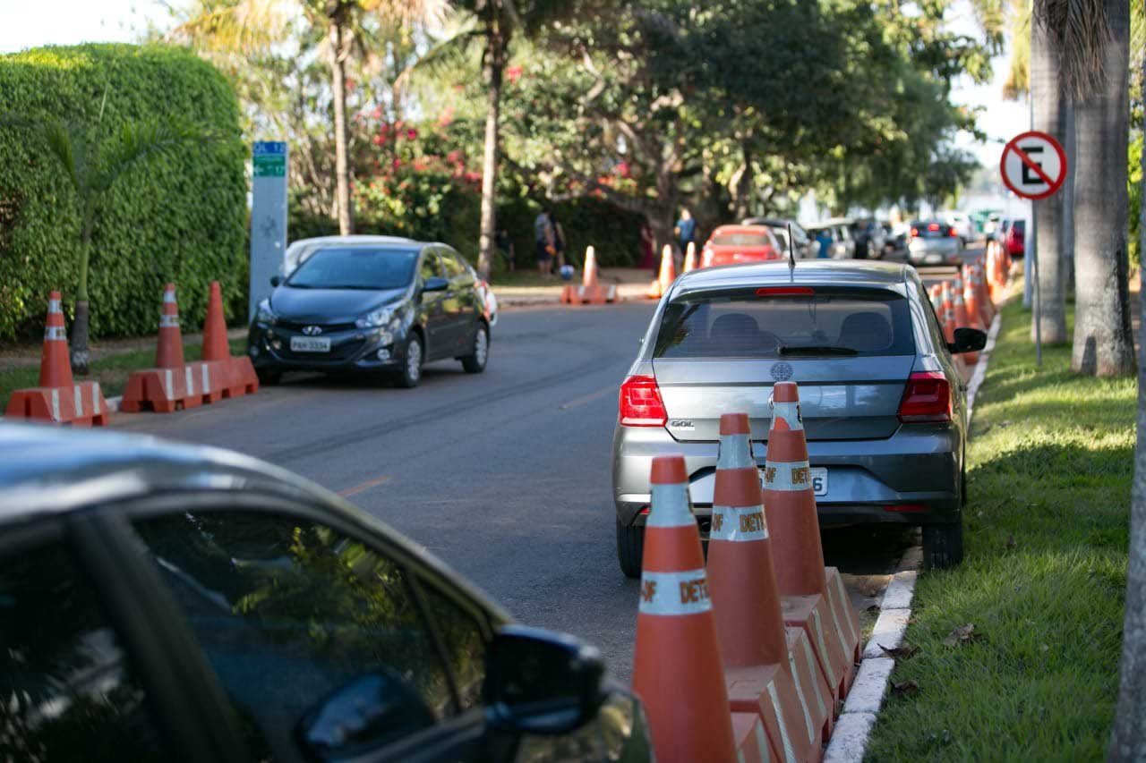 estacionamento ao longo da via peninsula dos ministros
