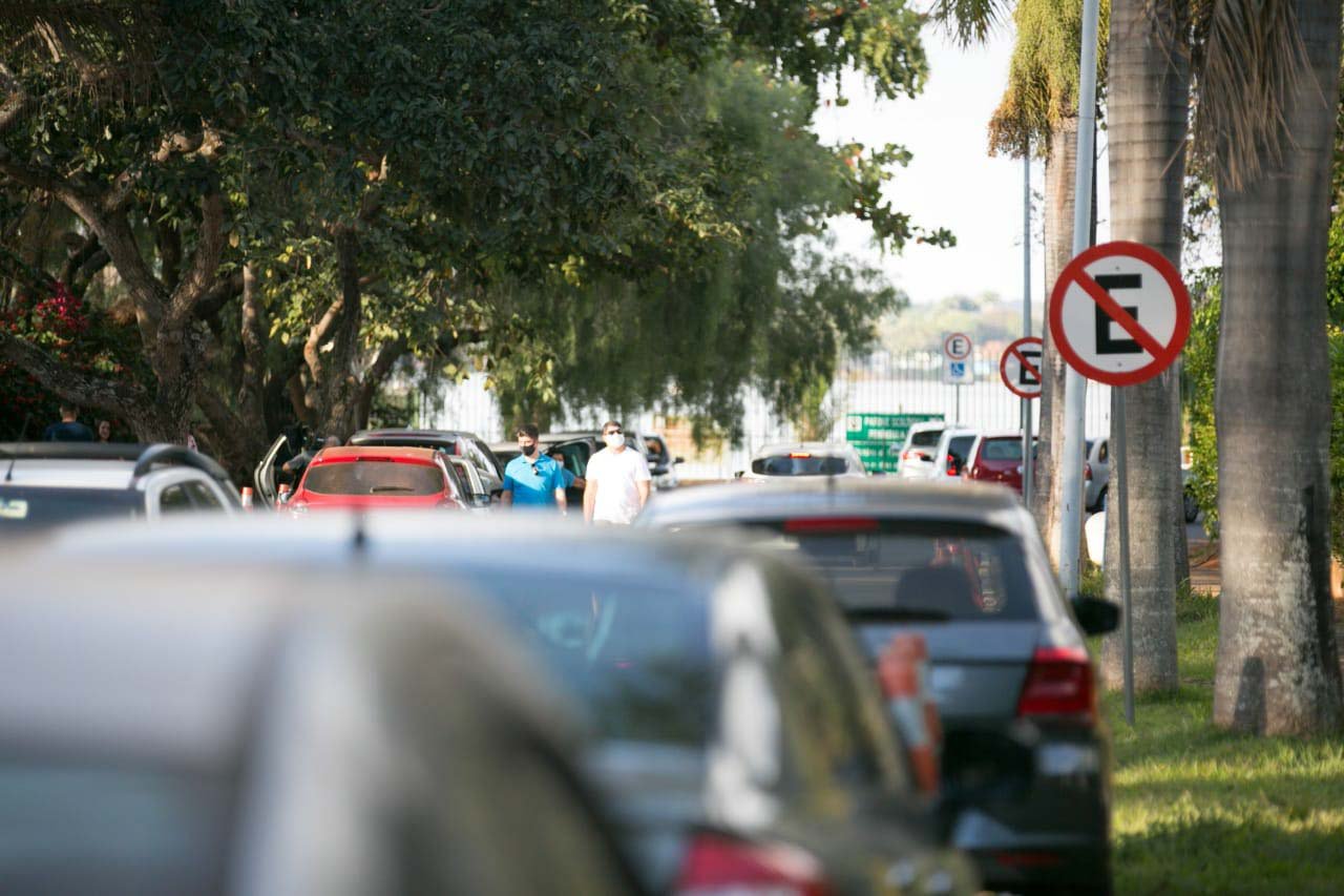 estacionamento ao longo da via peninsula dos ministros