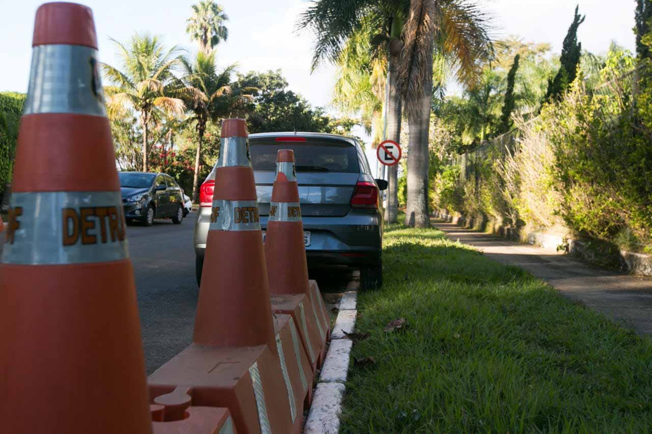 estacionamento ao longo da via peninsula dos ministros