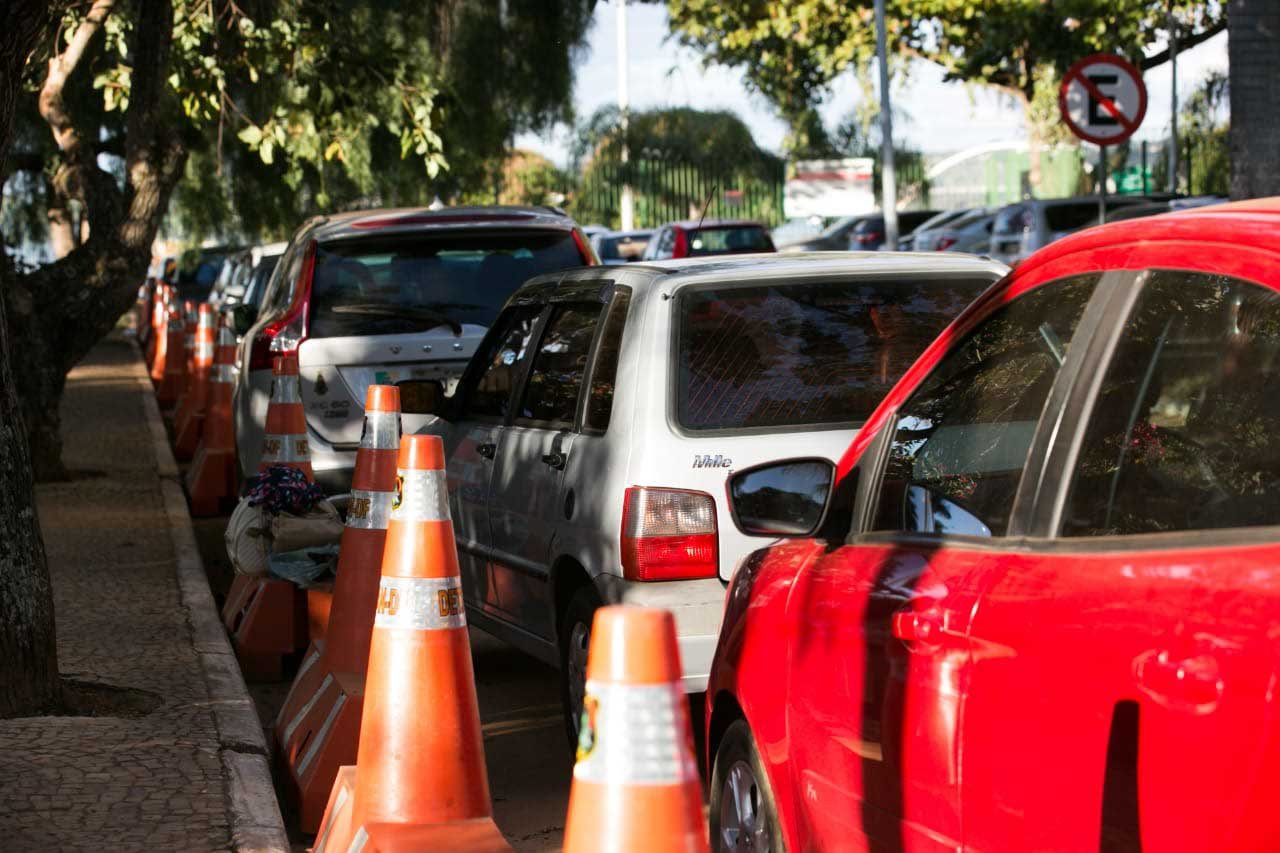 estacionamento ao longo da via peninsula dos ministros