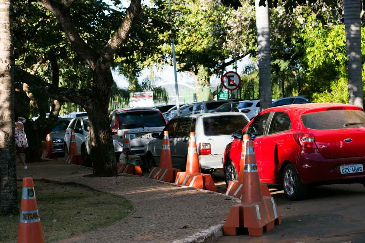 estacionamento ao longo da via peninsula dos ministros