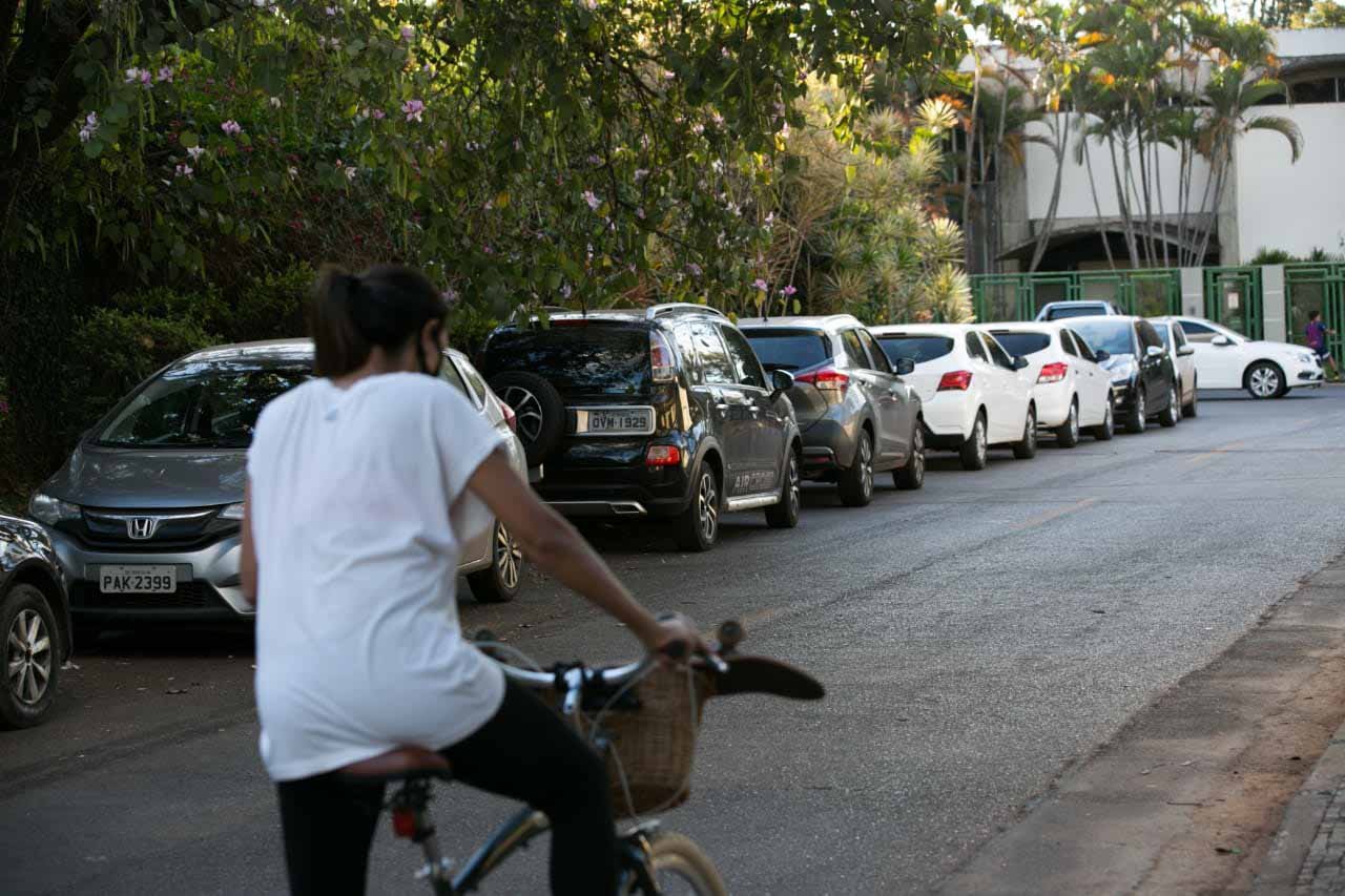 estacionamento ao longo da via peninsula dos ministros