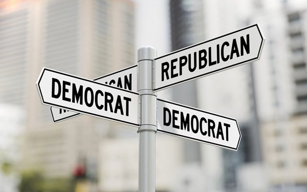 Placas indicando caminhos com nomes de partidos politicos estadunidenses