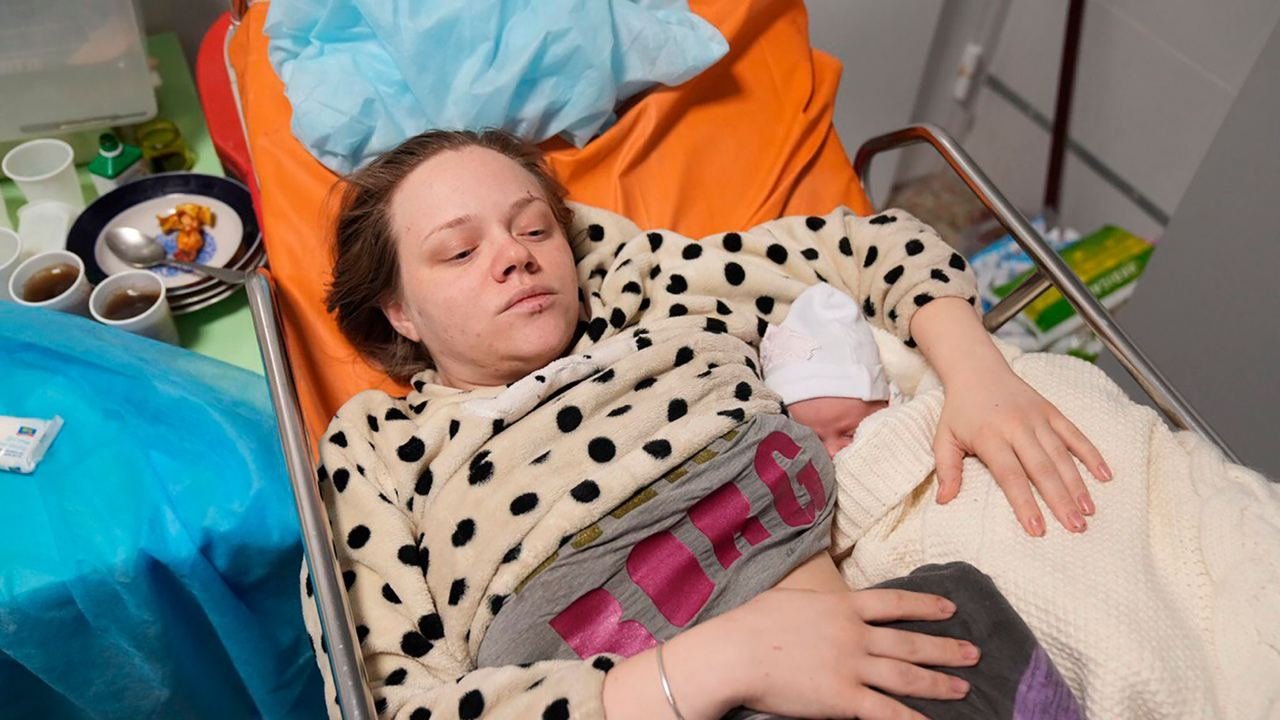 Ucrânia: sobrevivente de ataque à maternidade em Mariupol dá à luz