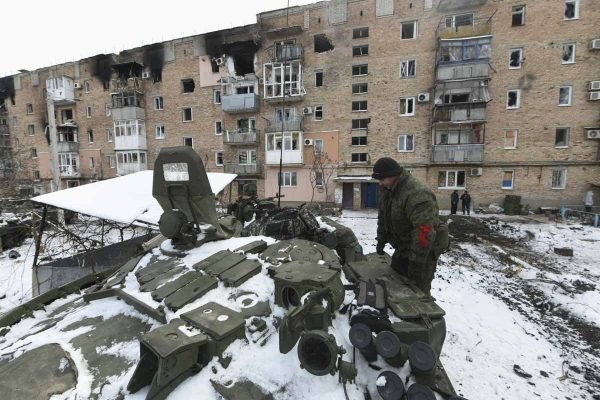 Membros de separatistas pró-russos são vistos em Donetsk, controlado por separatistas pró-russos na Ucrânia
