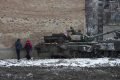 Civis passam por um tanque em Donetsk, controlado por separatistas pró-russos, Ucrânia