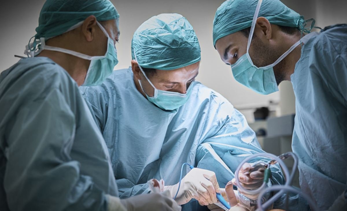 médicos fazendo cirurgia - Metrópoles