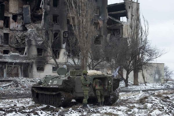 Membros de separatistas pró-russos patrulham Donetsk, Ucrânia, controlada por separatistas pró-russos