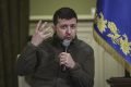 Zelensky pede que tropas russas se rendam e promete dignidade